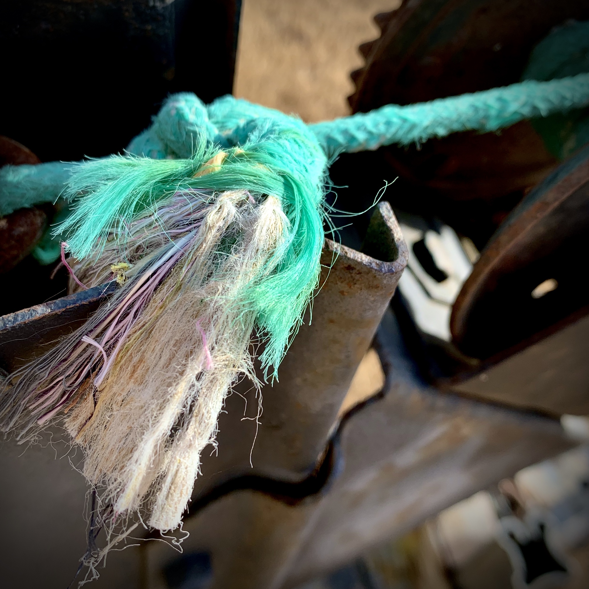 由于齿轮箱的结构复杂传递路径多振动信号频率复杂加上工况变化大、噪声干扰严重故障问题涉及较多大体上可分为齿轮磨损、断齿、混合、轴承内外圈故障及内外圈混合故障等几类。句子润色