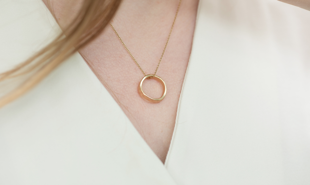 Prada推出全新ETERNAL GOLD系列玫瑰金作品，展现可持续性理念