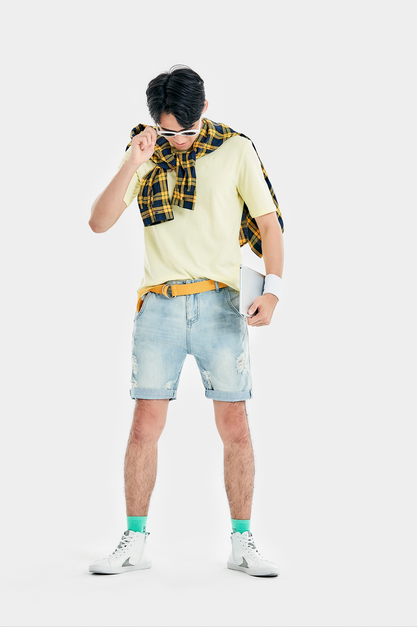 手拿平板电脑的年轻男生