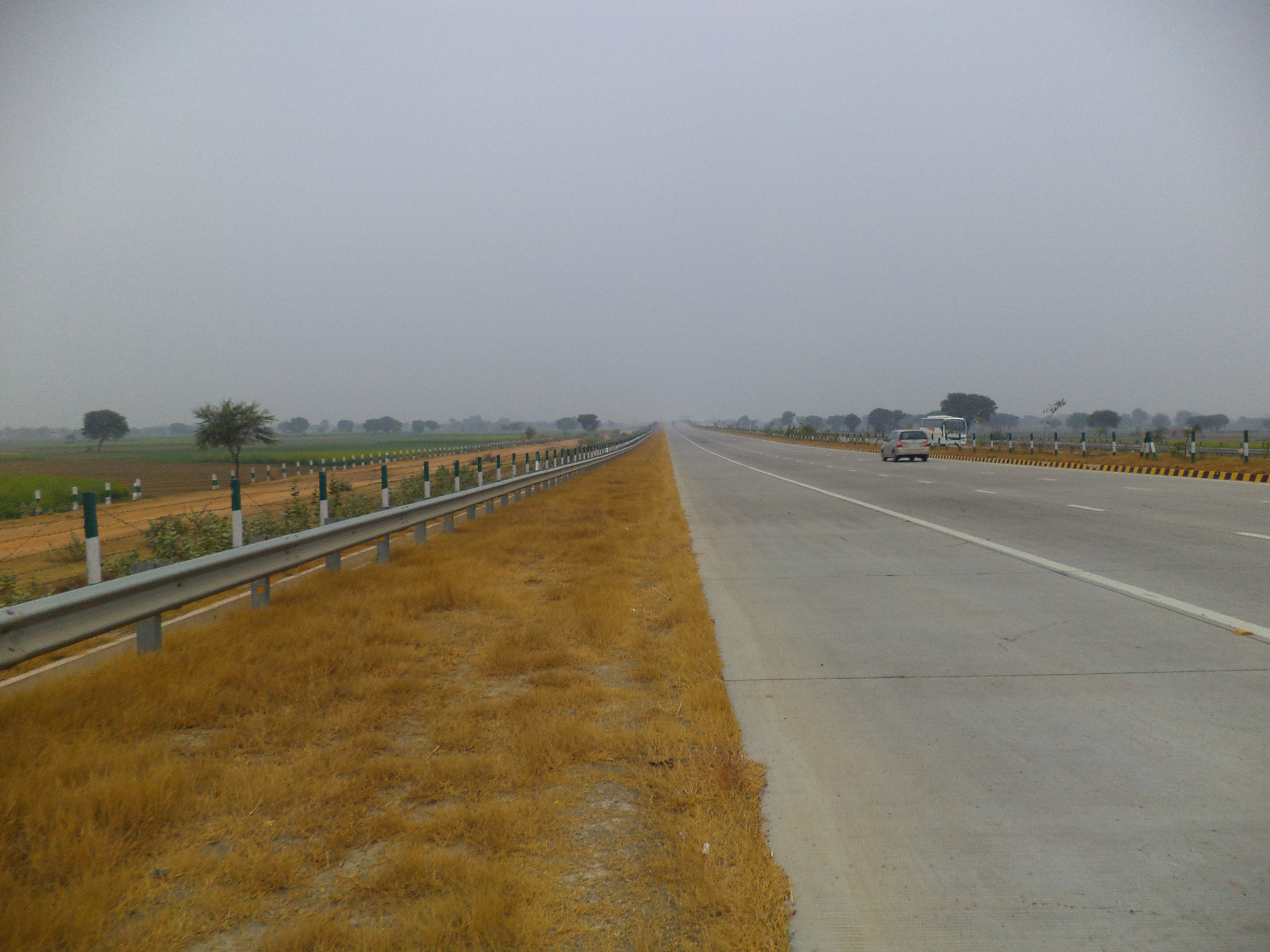 公路段防风固沙新技术：柴木方格有效抵御沙漠化