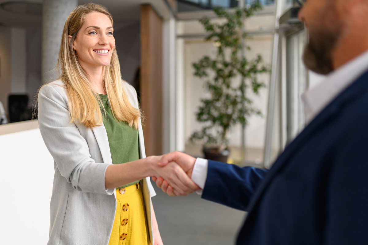 美国人打招呼的方式：从基本到非正式