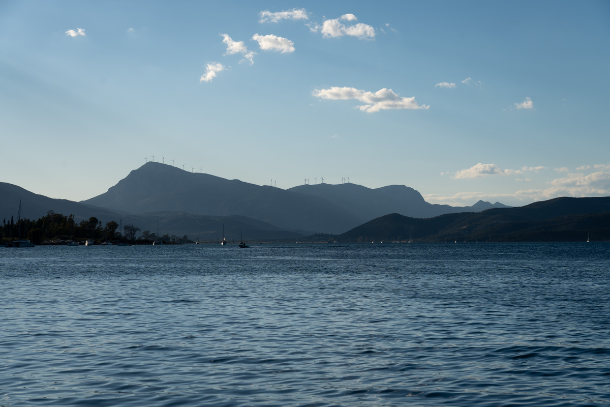 波罗斯岛海湾和港口景色,以及传统的海滨小镇