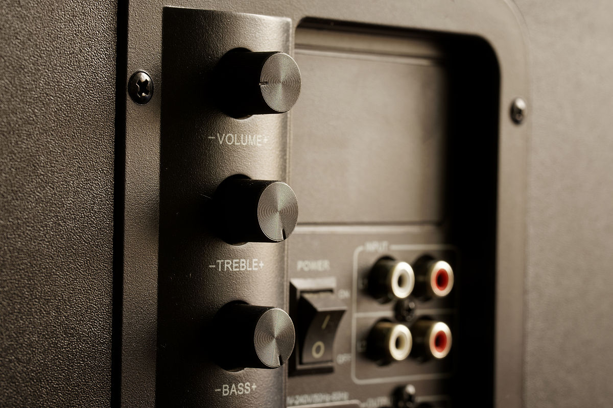 汽车低音炮的正相反相怎么区分原车加装低音炮衔接不上后面嗡嗡声我的是改装过前面门板喇叭后低音炮有时候嗡嗡的声衔接不没有原车的喇叭时候清晰我觉的是不是相位是反的怎么判断低音炮正负相位呢 200字