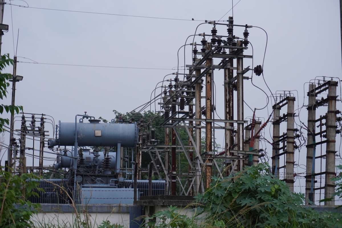 电气实习日志主要内容是直流变压器研究现状与探讨地点在教室老师在讲台上为学生们讲解字数700