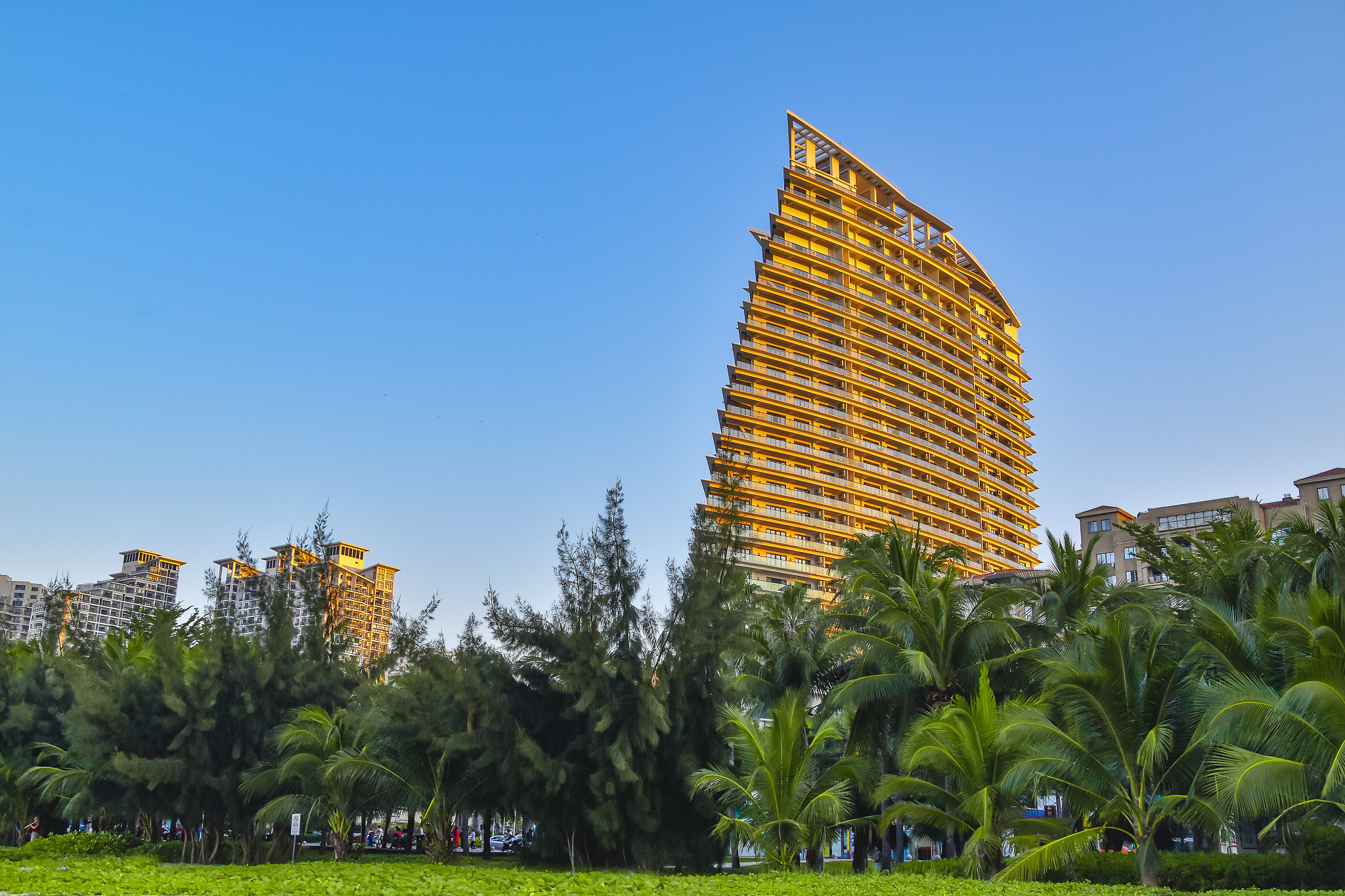 次级类目住宿海口游记内容示例游客来写一句话例如：酒店宽敞的房间真的非常惊喜那个直面大海的阳台让我倍感舒心300来块定到的酒店真是太满意了。