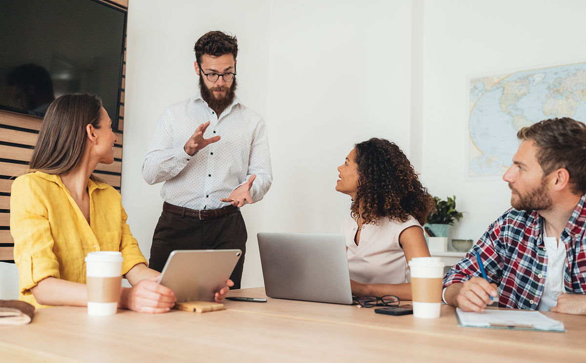 编写一条询问对方见面时间的信息50字