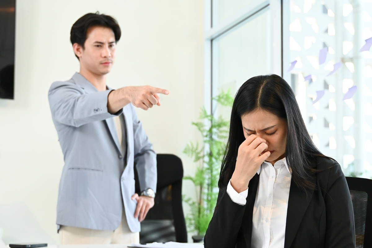 同事安慰我被领导批评的心情，他说'不要太在意别人的评价'，我该怎么理解？