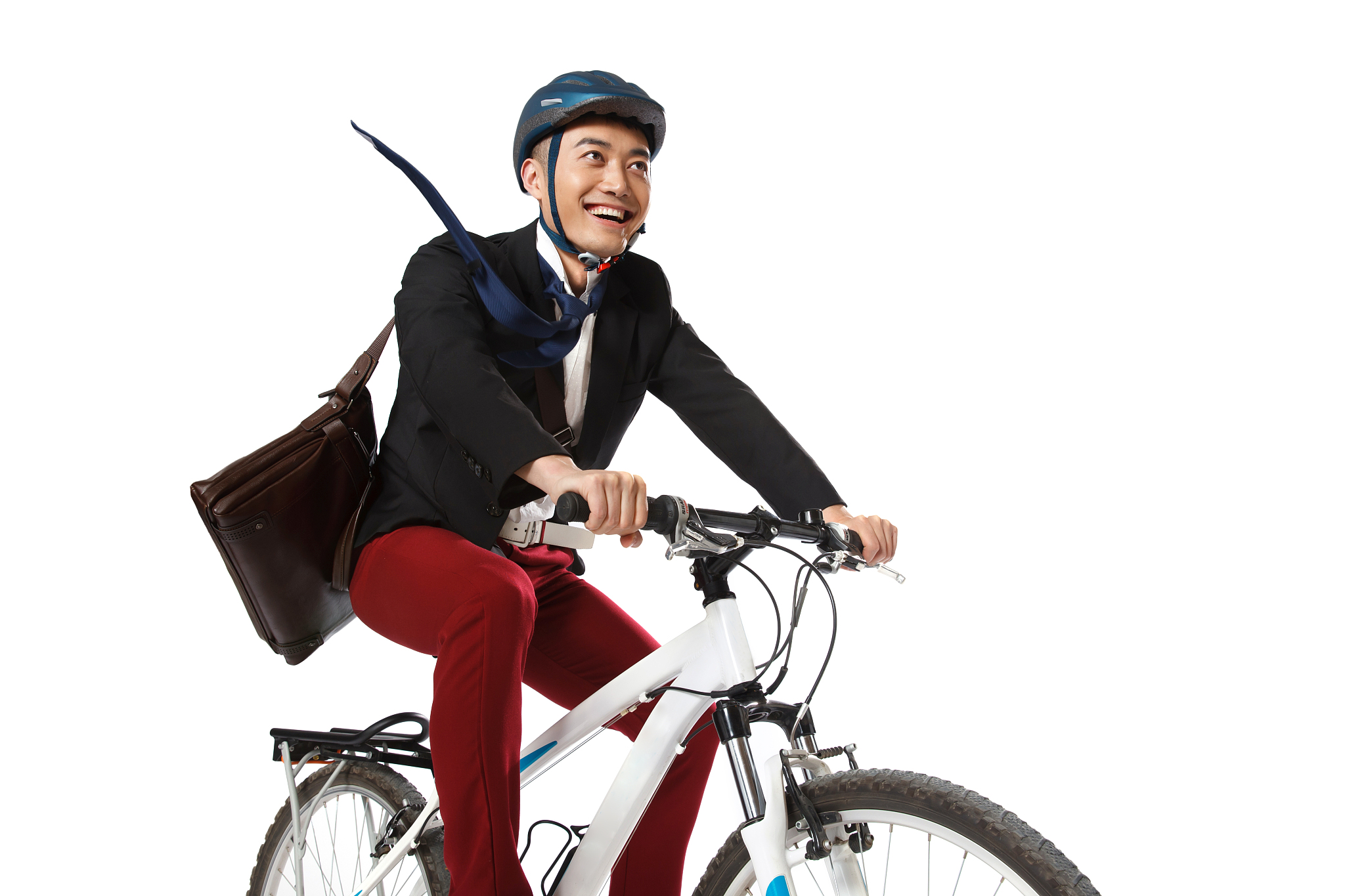 青年男人骑自行车
