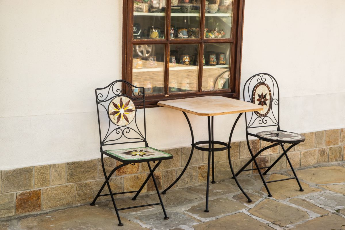 给我一个小清新风复古餐椅的形容句子 200字