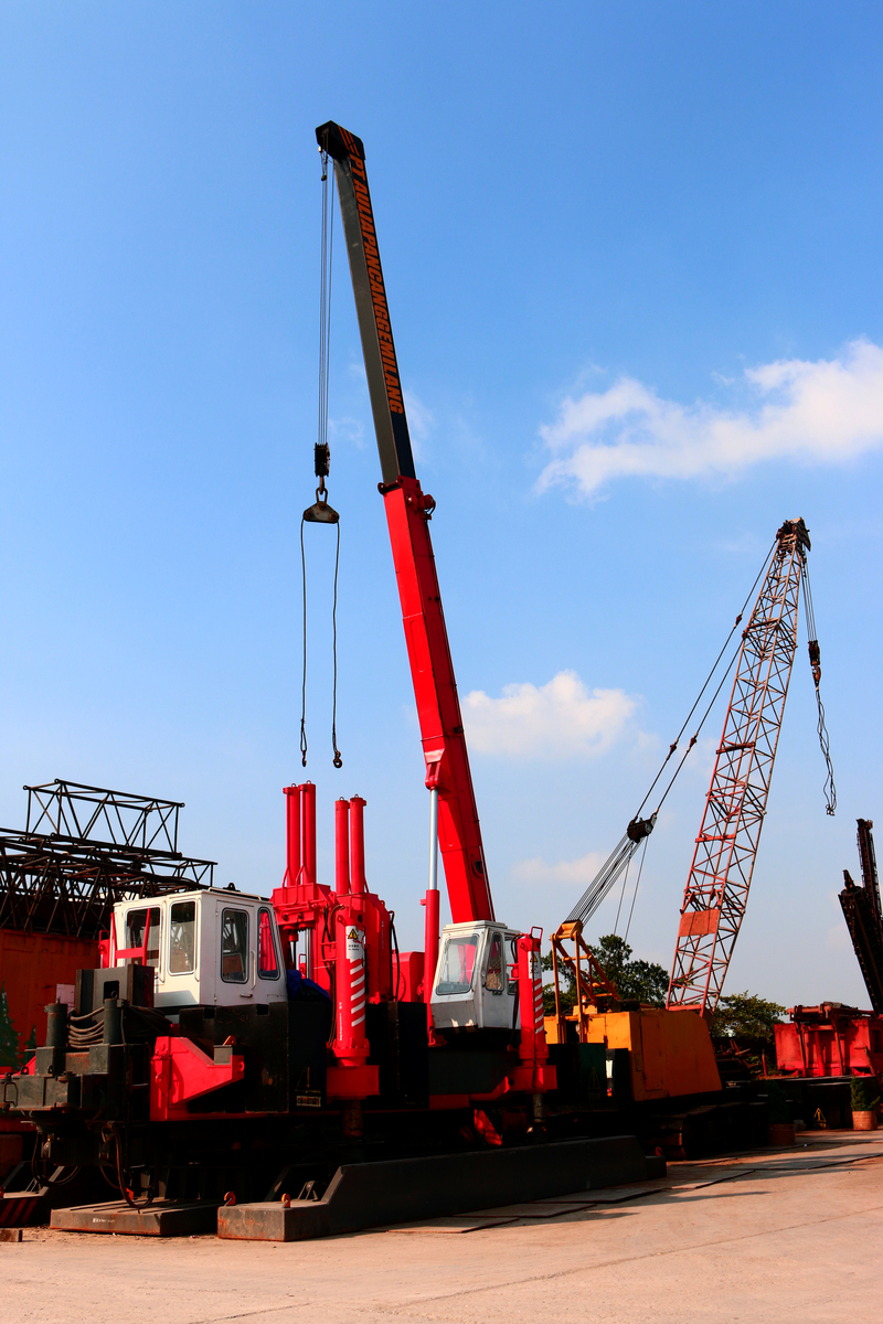 江苏13个地级市的建筑施工机械台数 建筑材料的运输量 建筑维护资金数 以及建筑资源的回收率帮我用200字详细描述