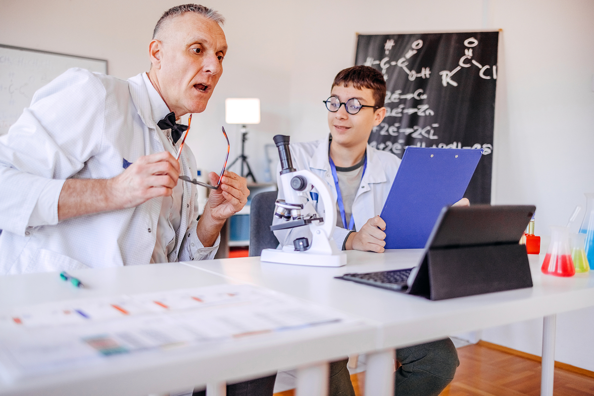 教授和十几岁的学生在学校实验室合作进行实验