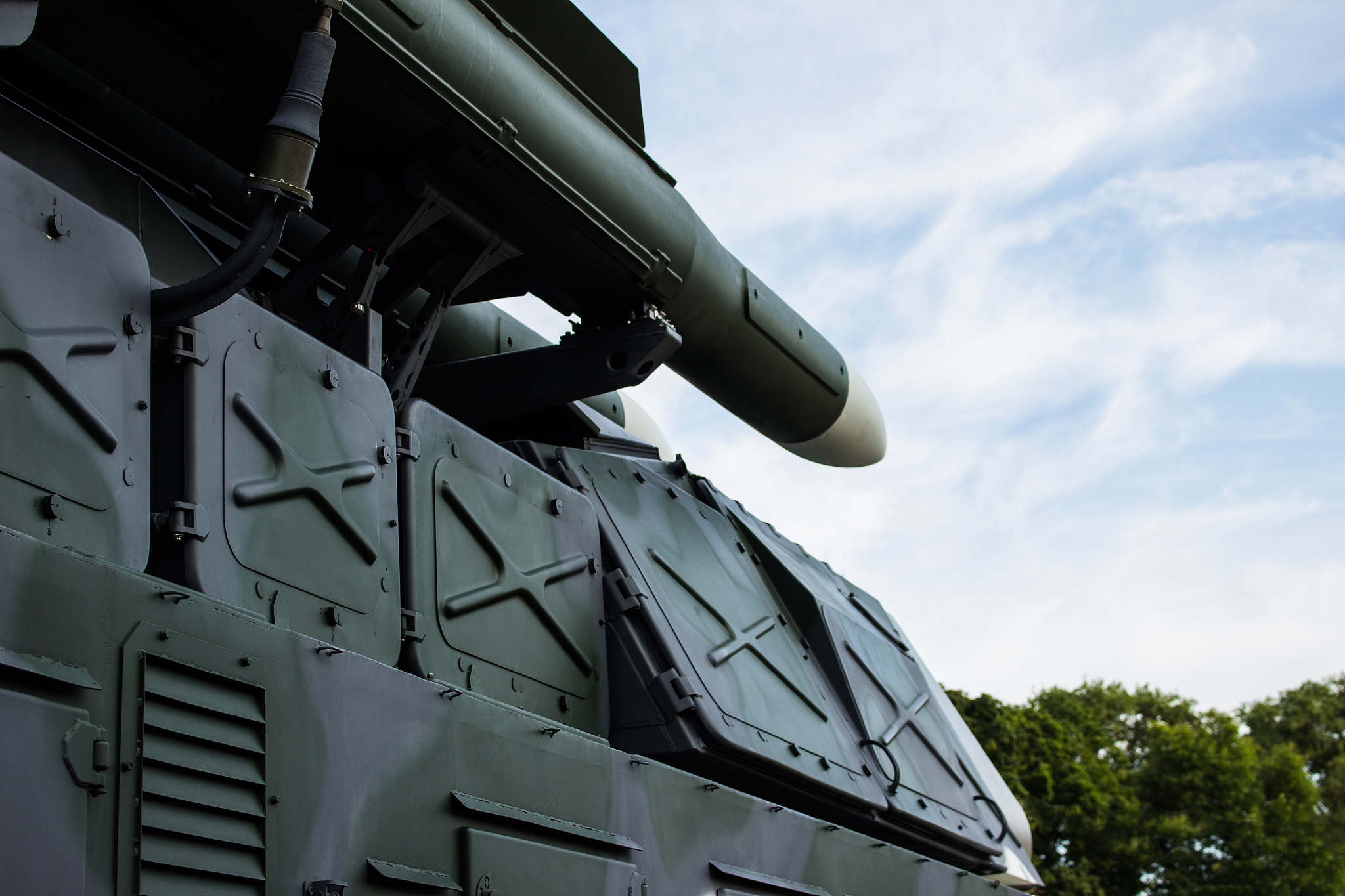 请写一篇关于电磁炮的学术论文每一小节不低于200字约5000字