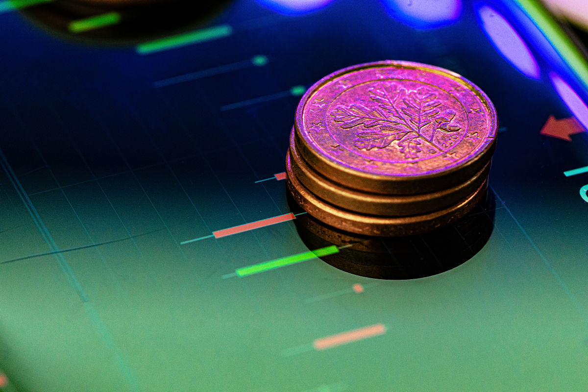 使用了基于互补滤波器的姿态解算方法其中包括比例积分控制器。该方法通过将加速度计和陀螺仪的测量结果进行融合计算出姿态角度的估计值。其中比例增益控制器用于加速度计的收敛速度积分增益控制器用于陀螺偏差的收敛速度而互补滤波器则用于将加速度计和陀螺仪的测量结果进行加权融合从而得到更加稳定和准确的姿态角度估计值。换个描述