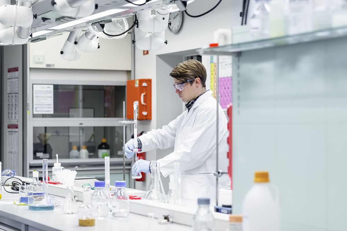 中国酸碱滴定领域的先驱：周有光教授