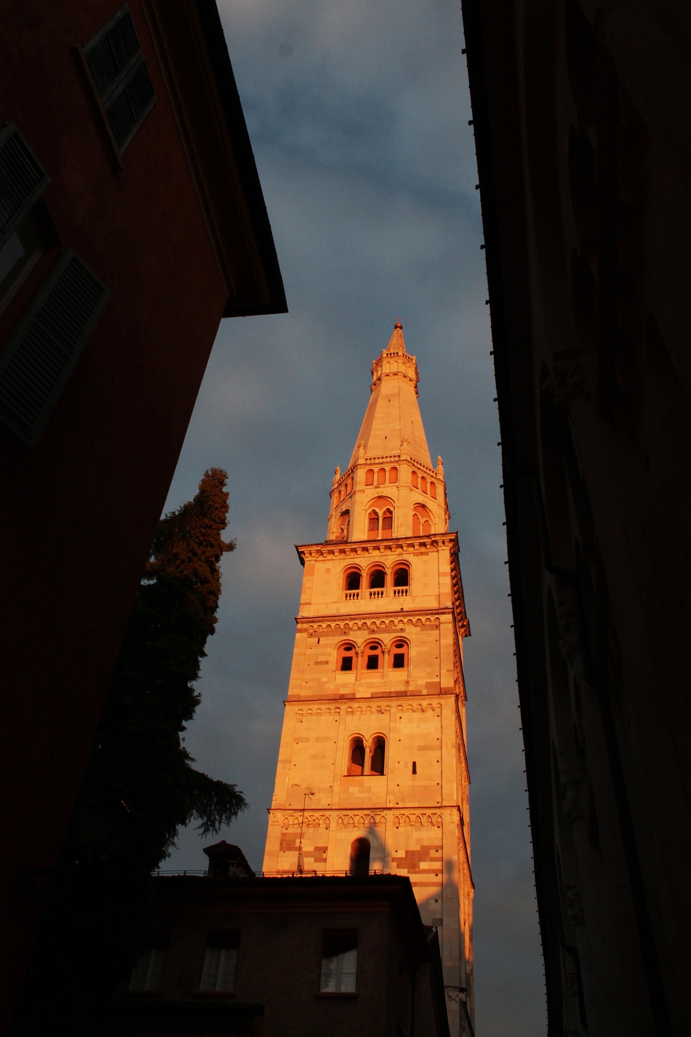 洪湖理工中等职业学校2021年招生简章 - 9大热门专业，助力你开启精彩人生