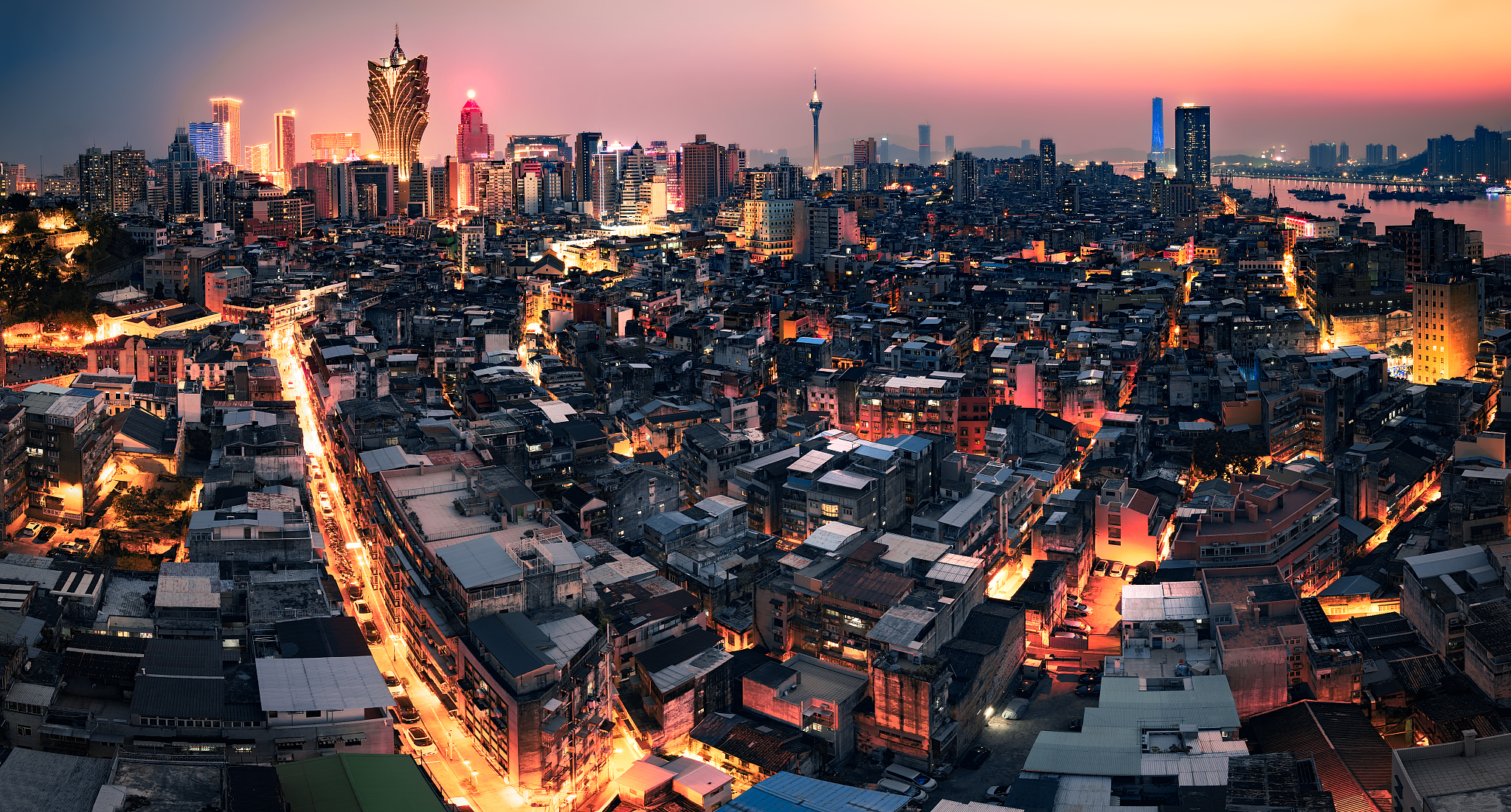 夜幕下的城市：繁荣与喜悦的灯光