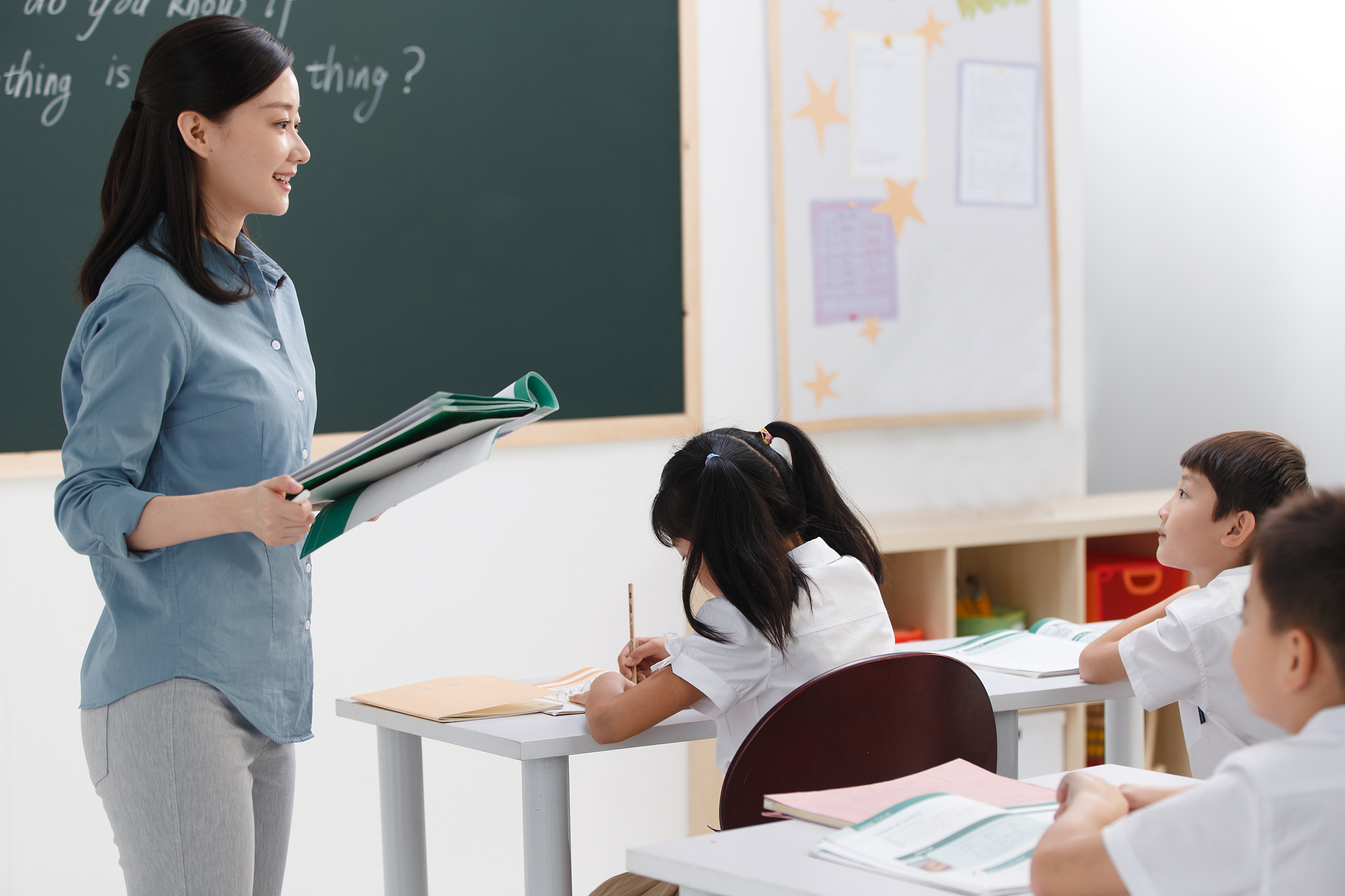 初中小学教育专业可以当老师吗？