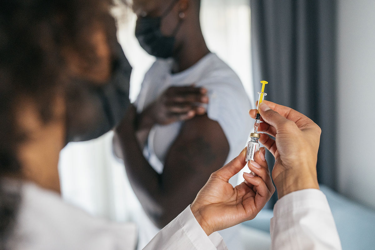 你是科普达人请以疫苗接种没有那么多不良反应为科普主题设计一个有趣的科普场景