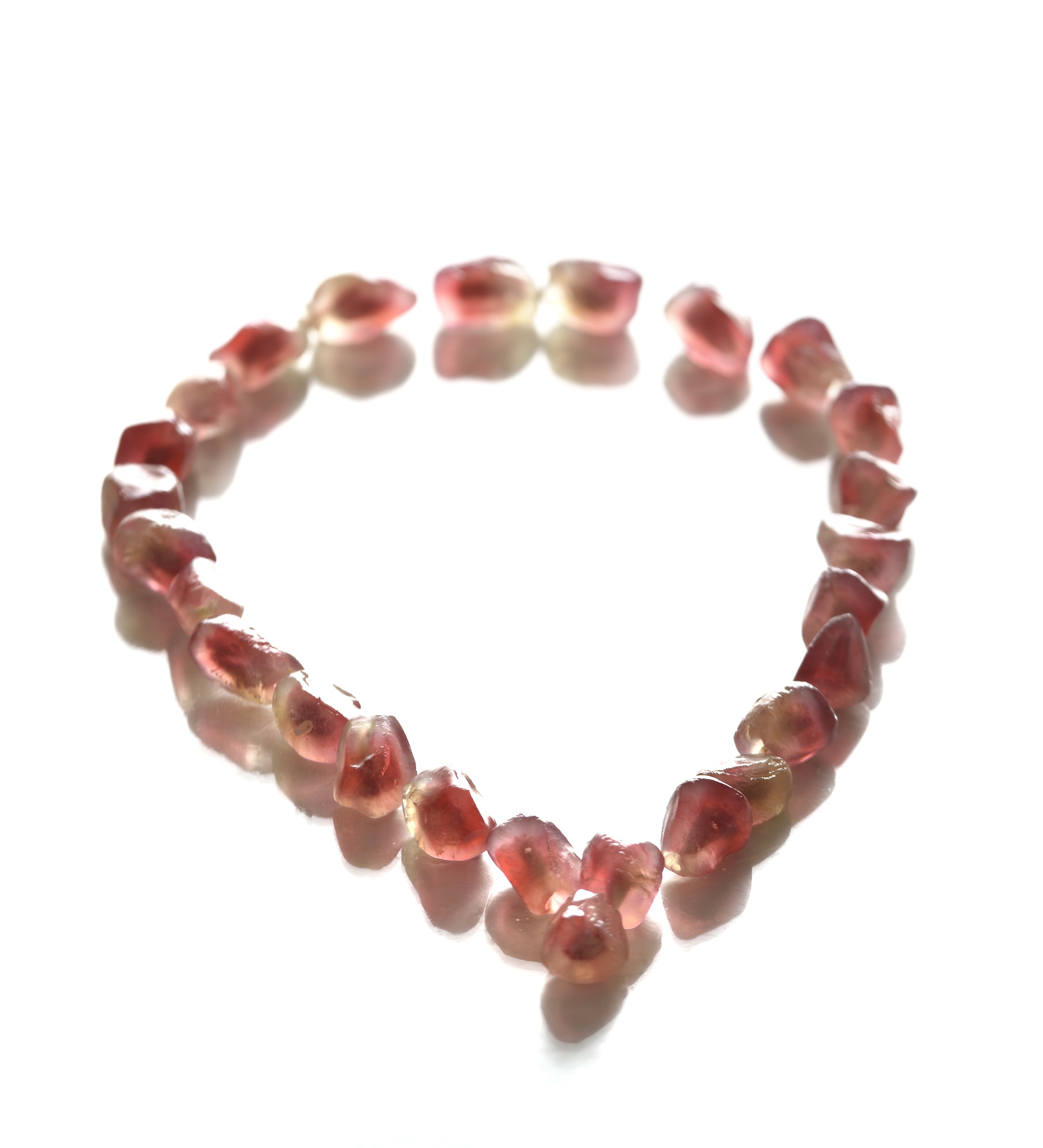 石榴石的灵性功效与作用：提升情绪、促进友谊、增强洞察力