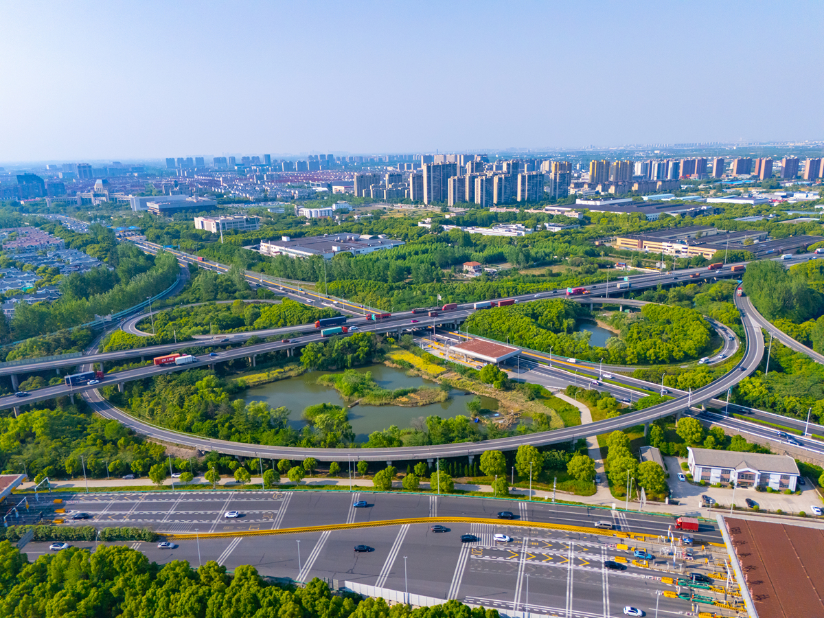 通州滨河路在六环外吗帮我用200字详细描述
