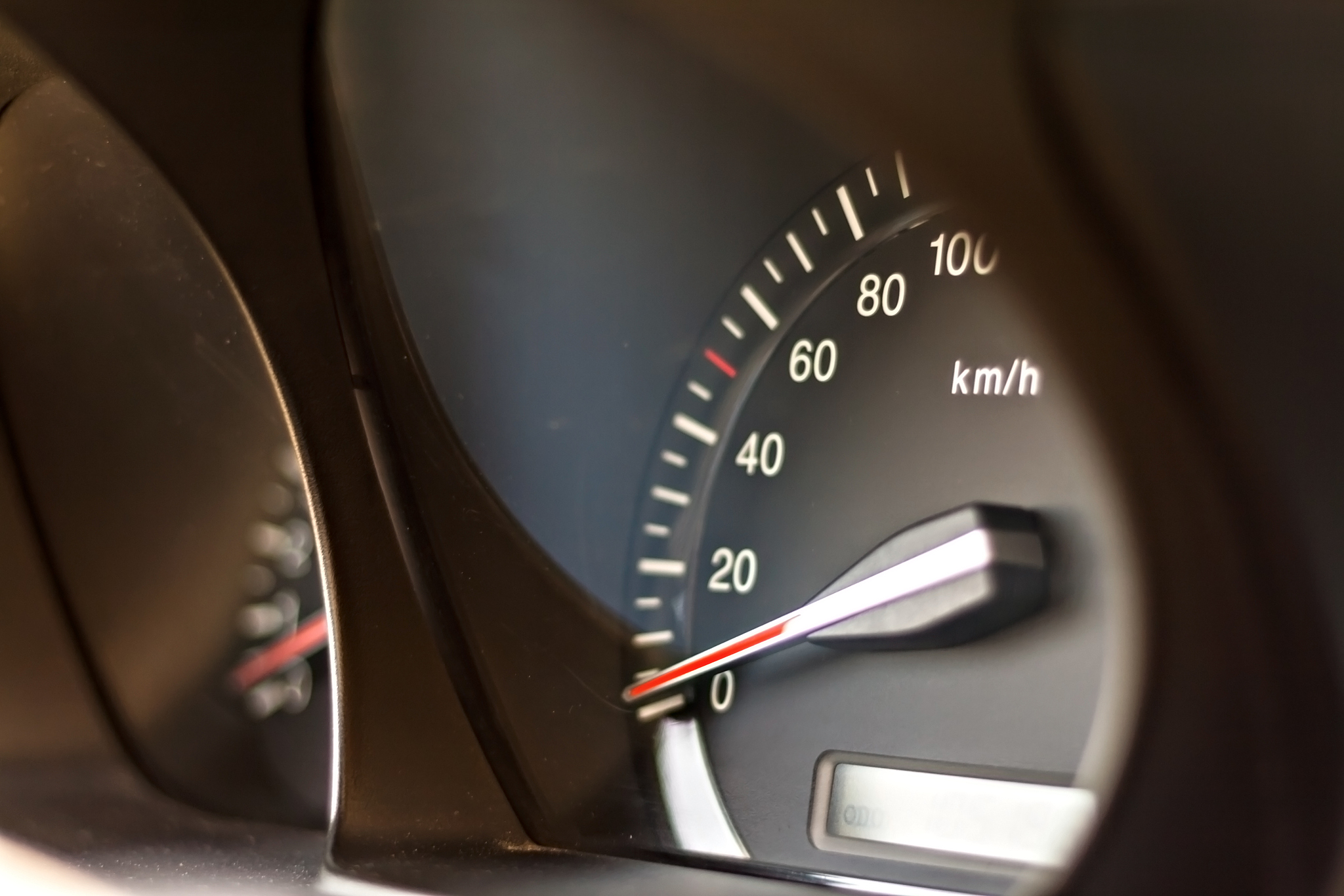 ABS启动的条件：保障安全行驶的利器