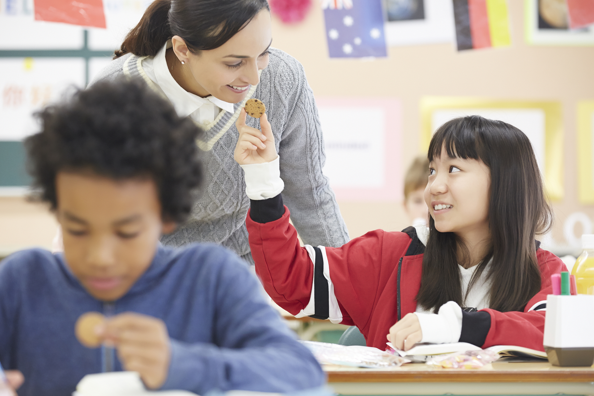 请对论文《建筑工程施工安全管理问题分析与对策研究——以MX小学施工项目为例》的小节内容 5 结论 51结论 52 展望写作保证其内容合理性不要乱写：