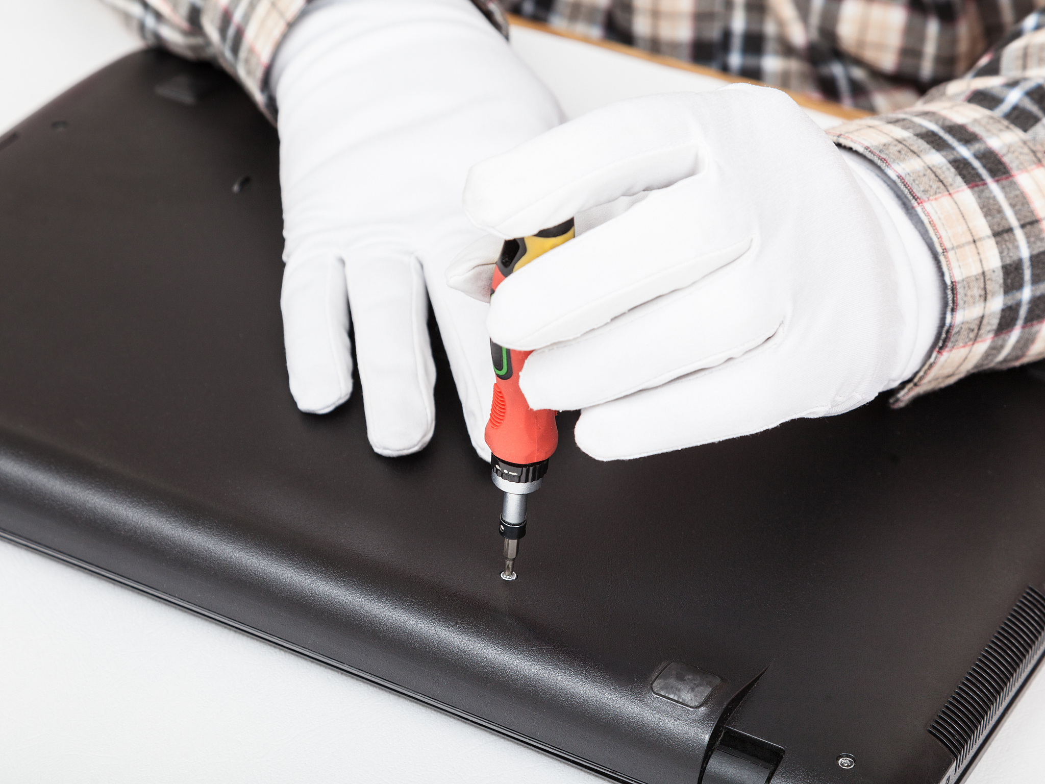 贵州省邮电学校高铁专业就业前景：高铁驾驶员、维修员、信号工程师等