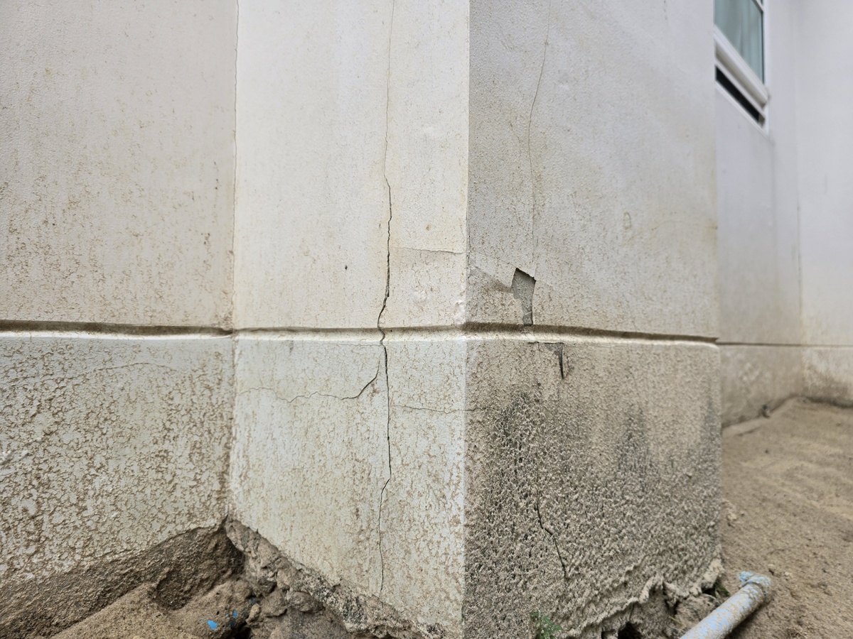 请使下面这段话更有逻辑：Liu等31为研究密肋复合墙体的纵向钢筋应变、刚度及延性对六个12比例的密肋复合墙体模型进行了抗震试验结果表明肋梁、肋柱的存在限制了蒸压加气混凝土填充砌块中裂缝的扩展从而显着改善了填充砌块的力学特性。