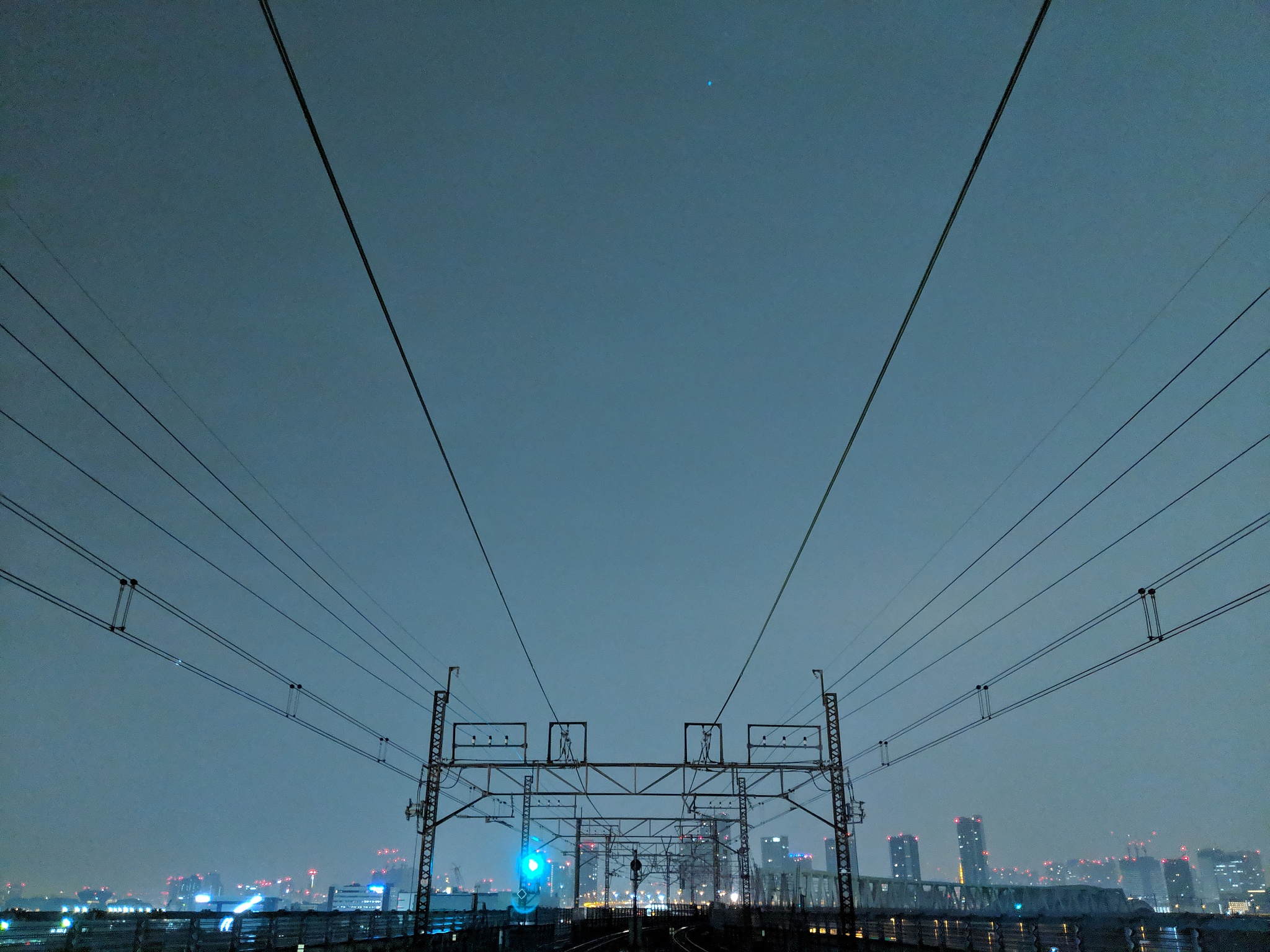 请改写以下段落让其更有逻辑、重点突出、用词更准确、内容更丰富：我国高速铁路一般采用AT供电方式。图2-3为单线AT供电方式结构图图2-4中为复线全并联AT供电方式结构图。全并联AT供电方式是在变电所出口处及每个自耦变压器处将上下行牵引网的接触线T、钢轨R和正馈线F通过横连线CPW进行了连接。由于横连线的作用列车的电流在上下行牵引网上进行了平分同时机车的电流由相邻的两个AT共同提供因此从变电所出口处