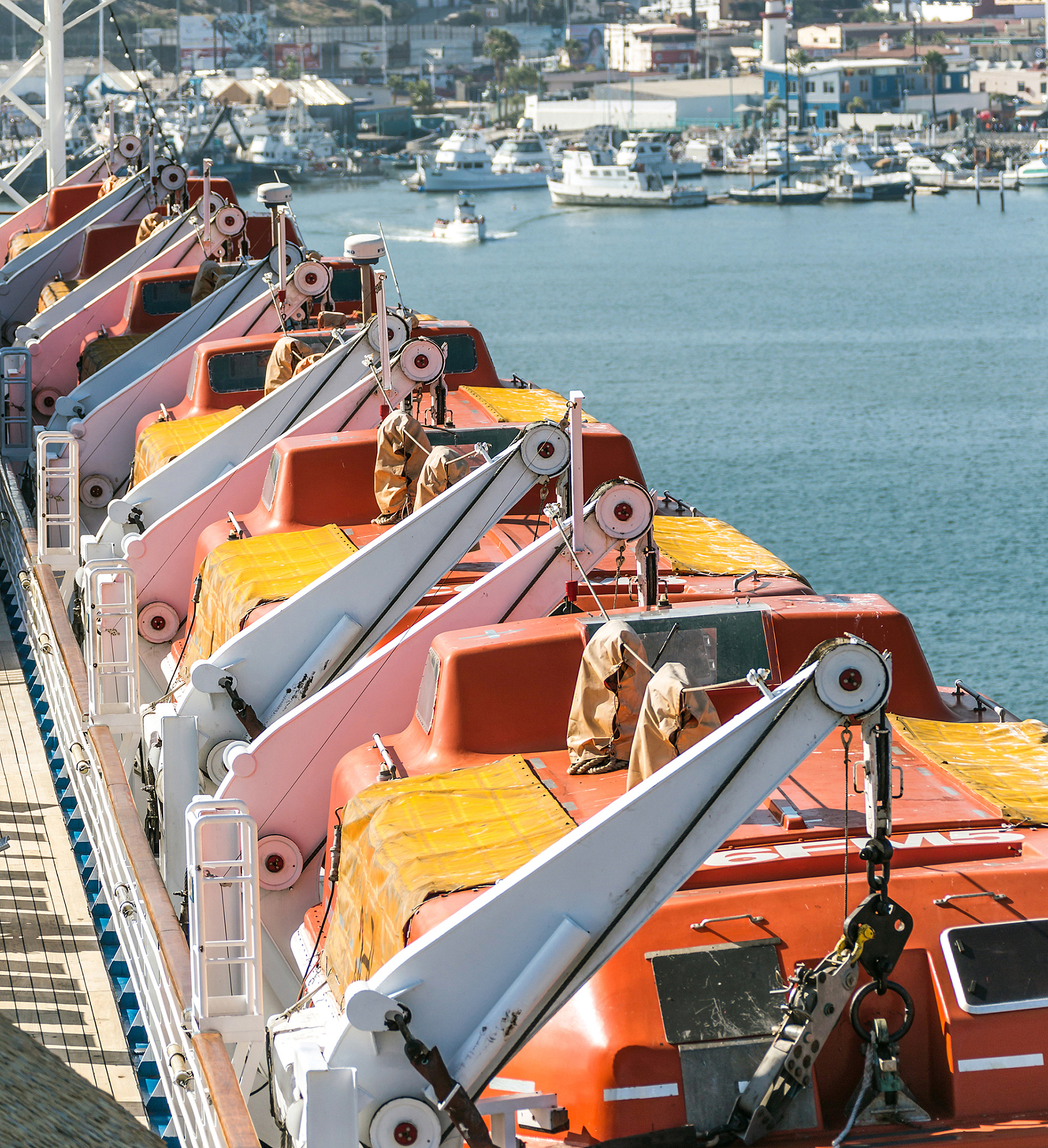 请翻译6月2日我方收到收货人消息称存放于筒仓中的货物已经发生了严重板结为了恢复货物流动性以便将货物及时转运特别定制了一套清仓设备。收货人邀请我方前往见证。