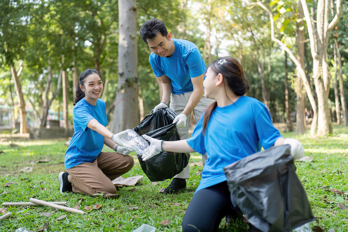 你将扮演学生，正在写“与春天撞个满怀活动目的”