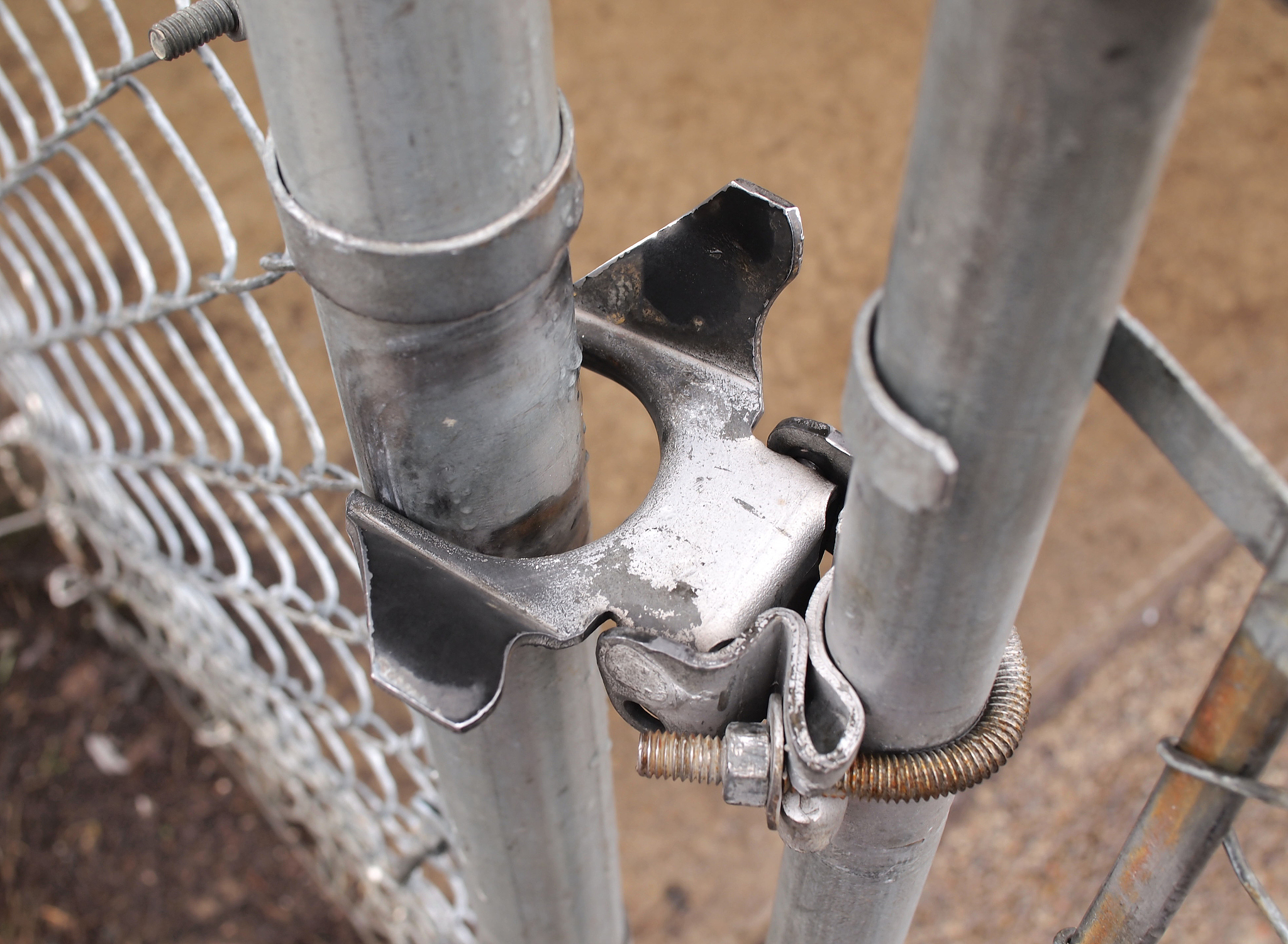 防护栏下半部分打不到螺丝安全么回答加拓展。