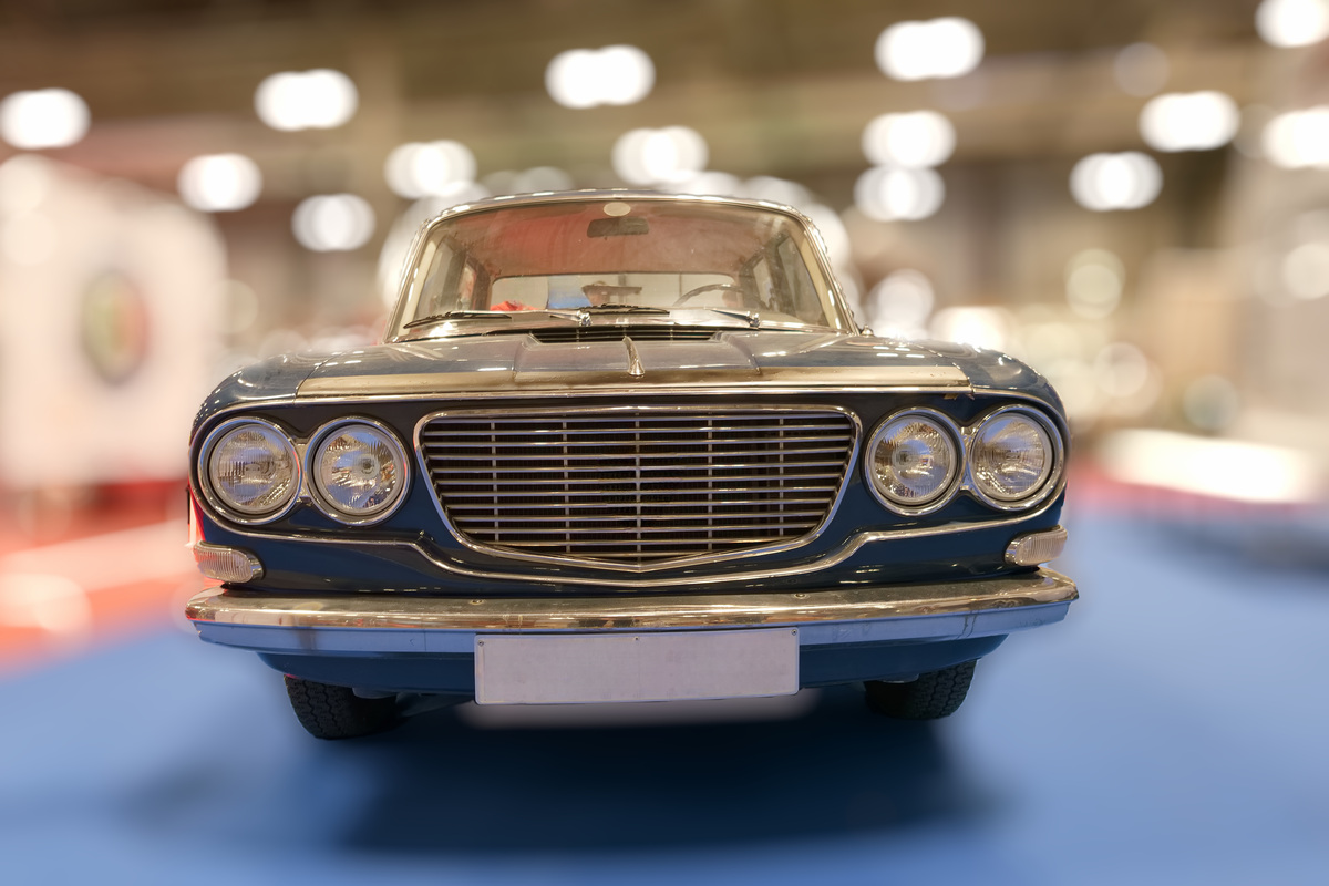老爷车展上的经典<strong>汽车</strong>展,展示了一款闪亮的格栅和圆形