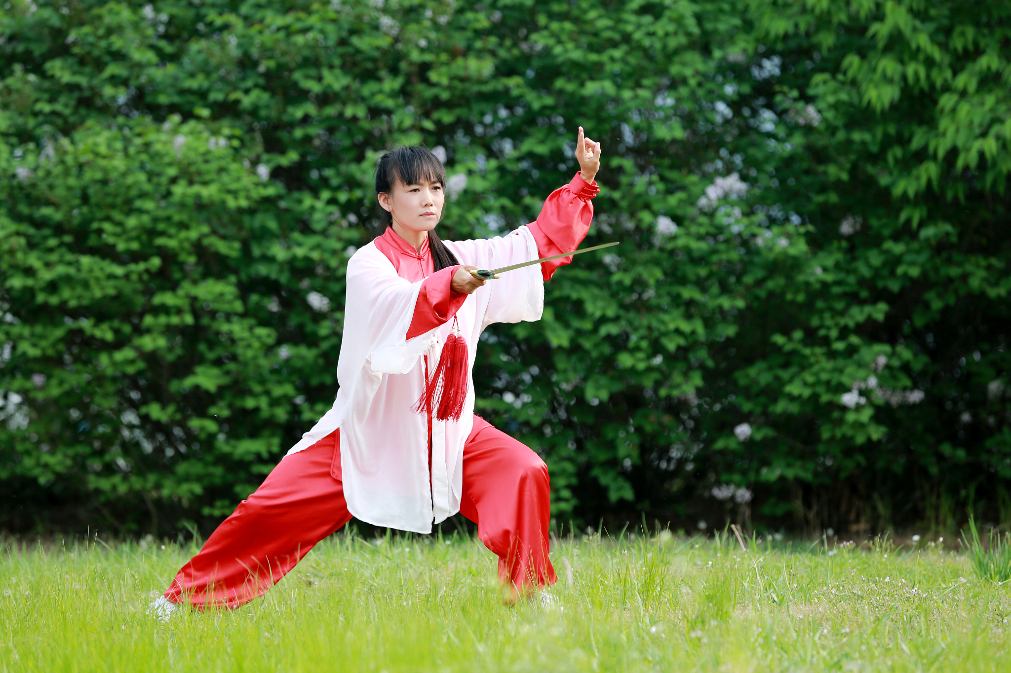 青年女子太极剑