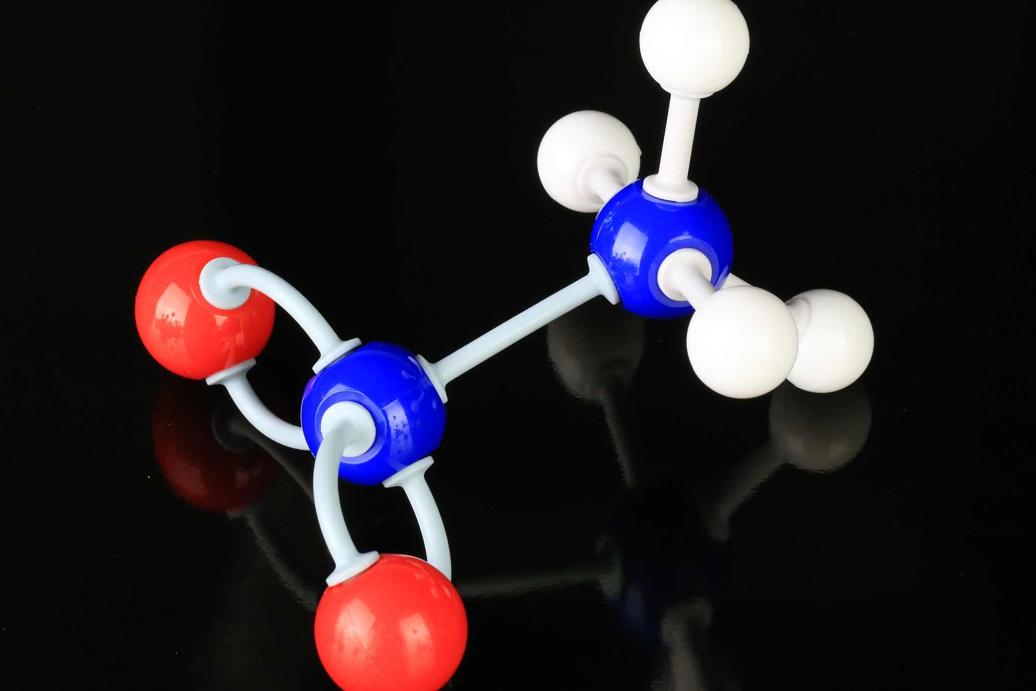 扩写内容1000字：近年来针对物理交联水凝胶的典型力学行为和本构模型的研究取得了重要进展。例如研究者发现物理交联水凝胶的流变行为与其微观结构和流体力学特性密切相关可以通过流变学测试和计算流体力学模拟来研究和预测。同时研究者还针对不同类型的物理交联水凝胶提出了不同的本构模型例如针对生物组织工程中的羟基磷灰石水凝胶提出了基于弹性力学和损伤模型的本构模型可以用于预测其力学行为和优化设计。
