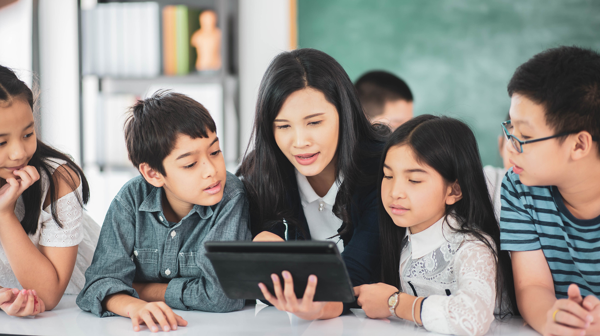 影响当代青少年心理发展的关键因素及教育启示