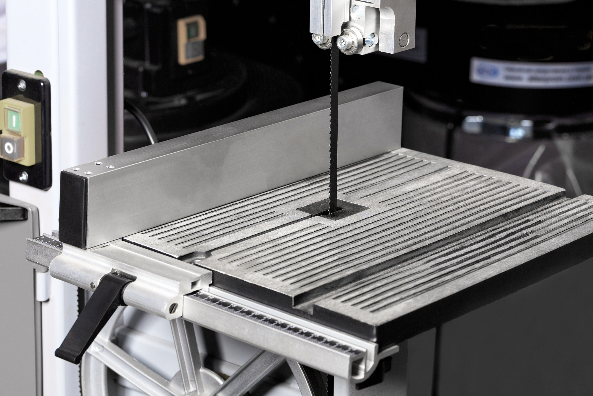 以金属制品防刮装置为题目分别介绍该项目的技术点和创新点