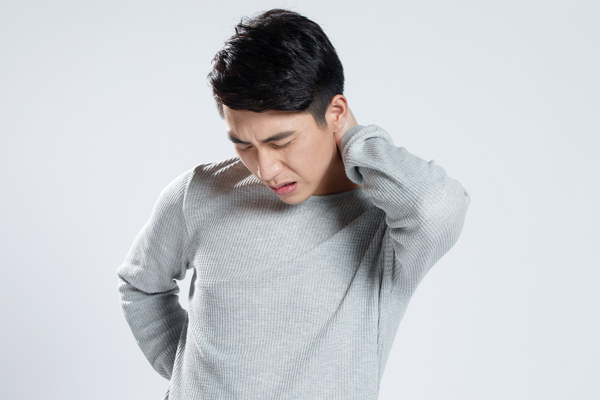 青年男人脖子疼