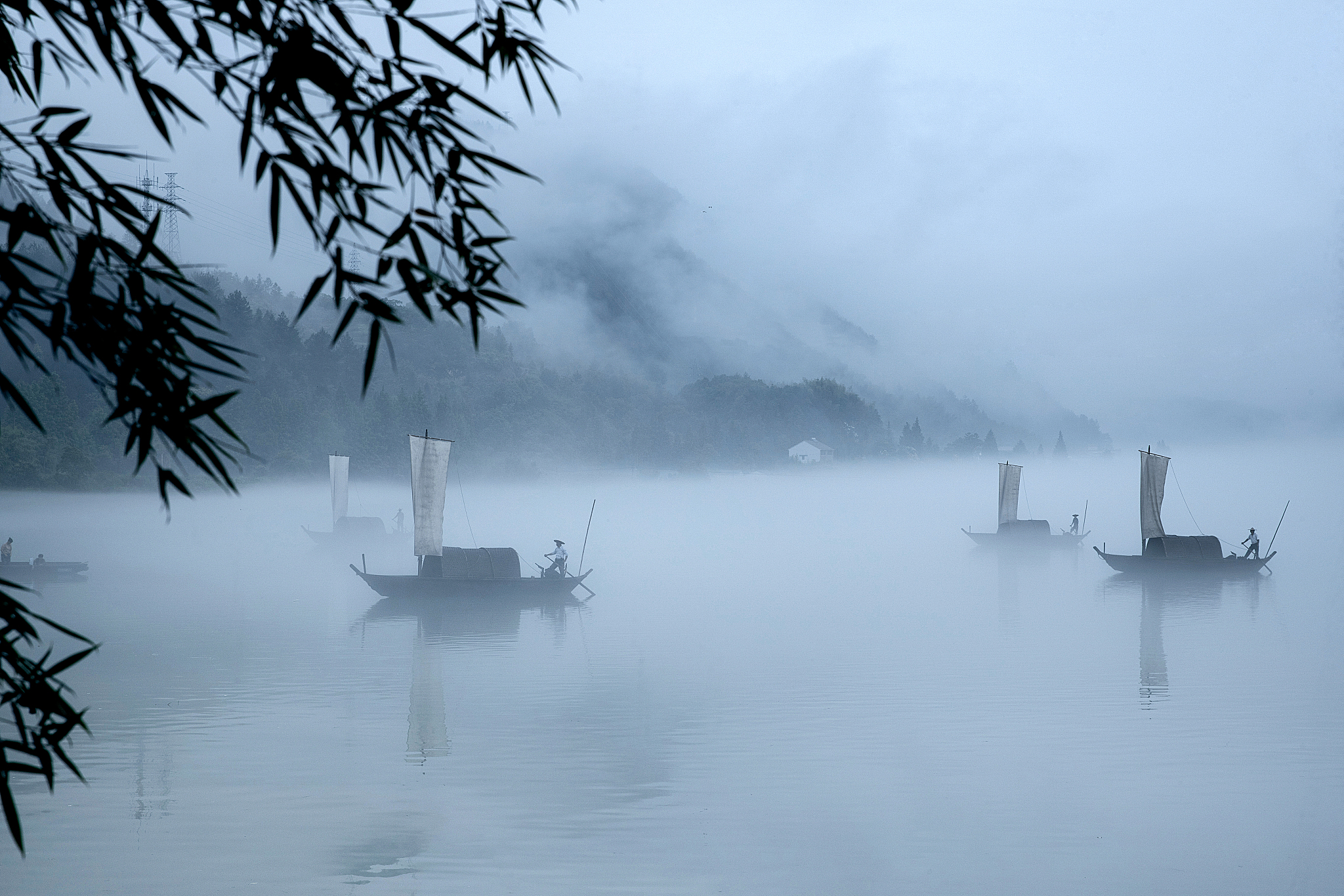 一蓑烟雨任平生。所表达的思想内容情感类。艺术特色：这句话表达了一种隐逸自在、超脱世俗的心境和人生态度即在烟雨蒙蒙中身着一蓑斗篷自由自在地行走于人世间不为名利所累不受外界干扰任性而为享受平静安逸的生活。这种思想内容表达了一种追求自由、超脱、简朴的生活态度反映了作者对于现实社会的不满和对于自由自在的生活方式的向往。这句话的艺术特色在于其简洁、明快、富有意境和想象力通过对于自然景色和人生态度的描绘表达了