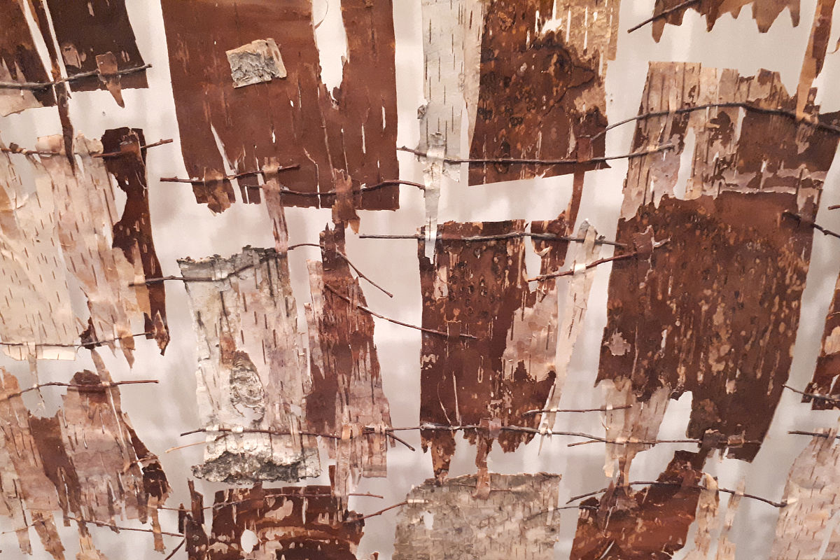 生活中处处都有规律一天又一天太阳东升西落白天和夜晚交替重复出现每个月的月亮也如此阴晴圆缺地循环而一年四季春夏秋冬更是不断地轮回。 同学们发现规律不仅是一项能力还可以让规律为我们的生活服务。古代的中国人就能够设计出有规律的图案来装饰服装及瓷器。站在他们的智慧之上现在我们也可以将规律运用各种地方让我们的生活更加多姿多彩。希望未来的你们能够运用知识的力量让我们的世界变得更加精彩。将这句话组织得更精