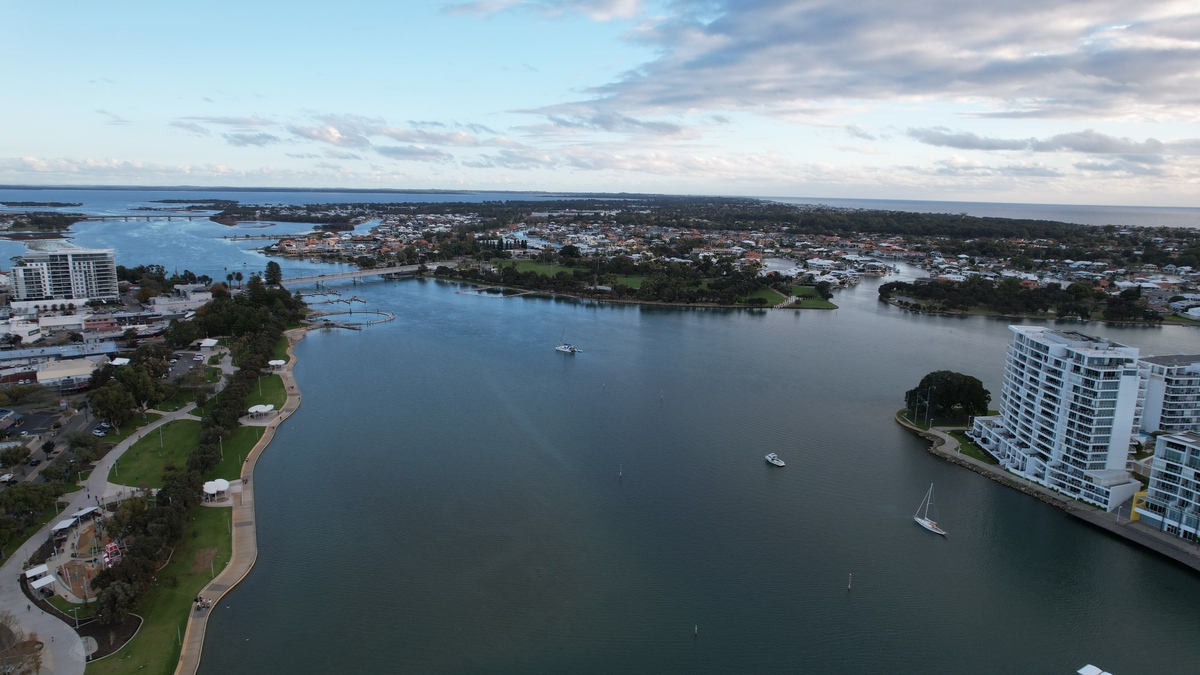 ________ is the longest river of Britain which originates in Wales and flows through western EnglandAThe Severn RiverBThe River ThamesCThe Clyde RiverDLough Neagh从以上四个答案中选一个