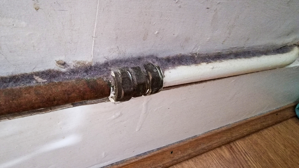 空调通风管老化并且通风管遭受老鼠咬坏更容易引发电线短路冷气泄漏降低了空调效能。所以需要全部更换。