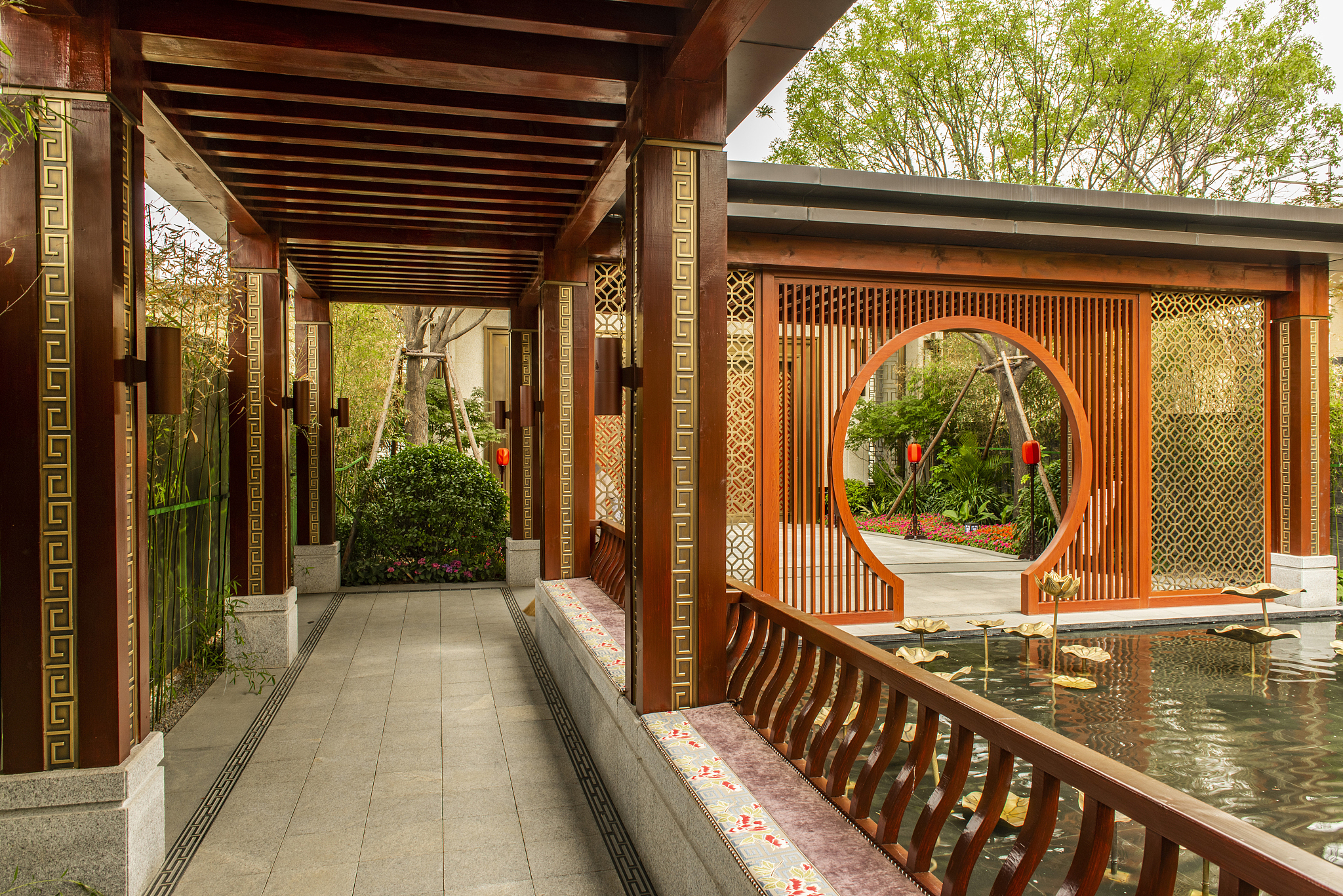 庭院花园设计融合一个廊架设计可用作葡萄架景观休息乘凉为院落增添舒适