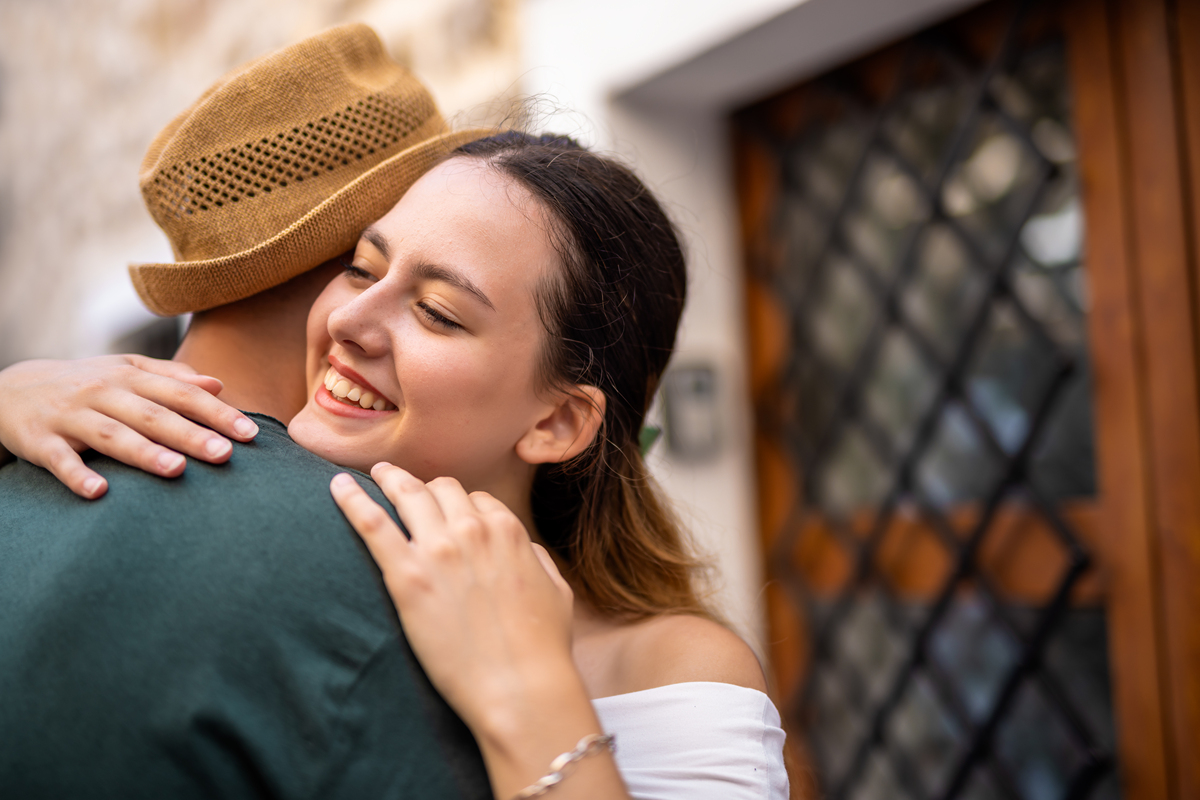 请站在男朋友的角度回应以下女朋友的叙述：我觉得我们既然在一起这么久了就应该互相为对方考虑一下而且也有考虑结婚啥的事情说明我们还是想走比较长久的。希望你以后对我的事不要那么敷衍能解决的小事我也不会找你呀。要是你忙就跟我先说一声等不忙了再来回复我。而且我又是女孩子很多也不懂呀遇到事情就容易害怕慌张你骂我也没用呀。所以我希望以后能不能多帮助我不要那么敷衍啦也体谅一下我的情绪。