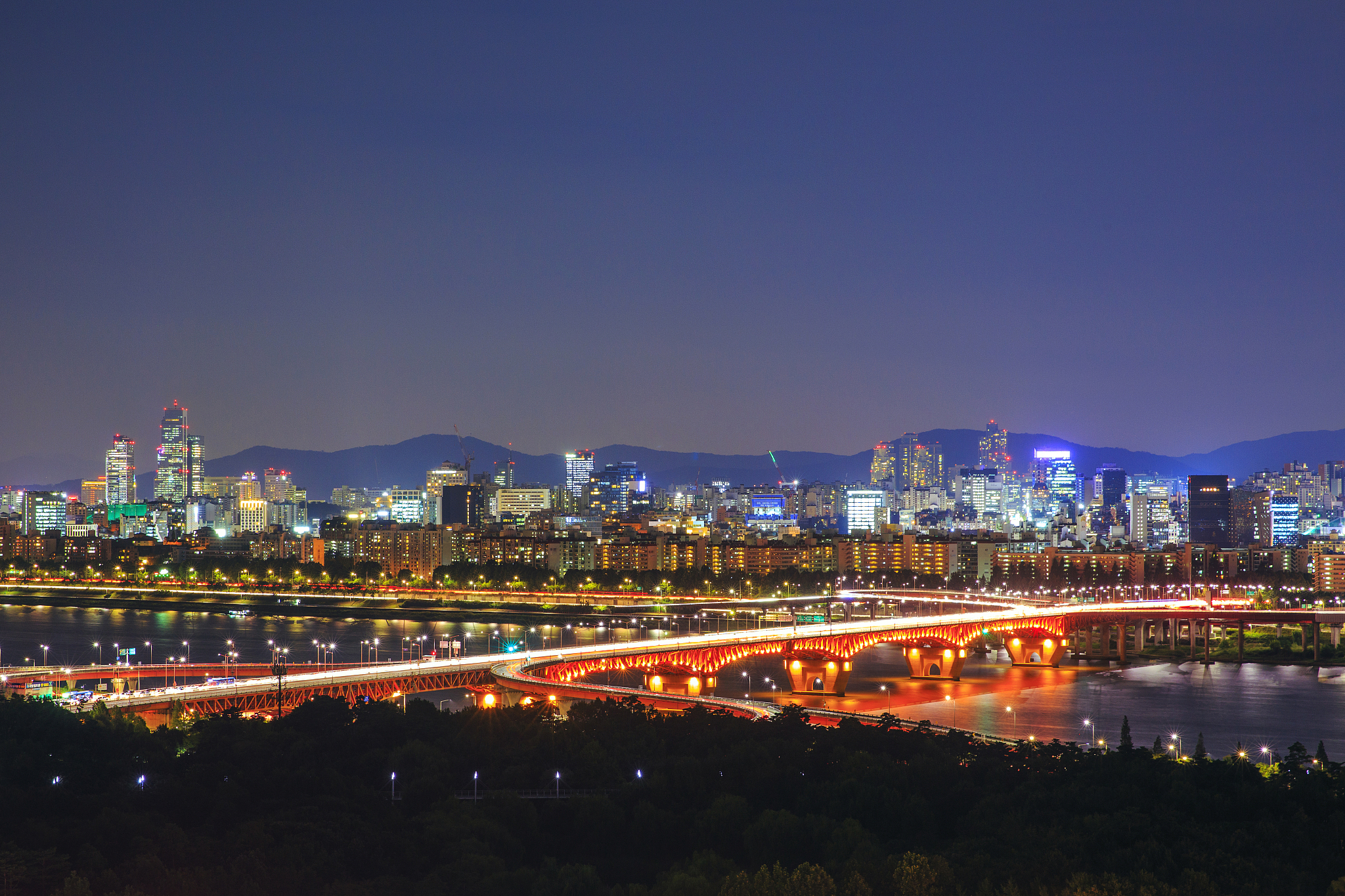 night scene in seoul, beautiful color light and outdoor photo. 0