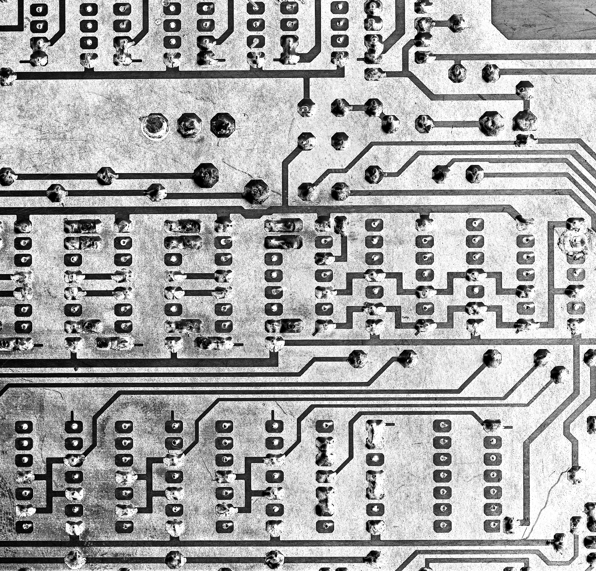 过孔和底层焊盘放置在一起但网络不一样也不需要进行电气连接时如何处理