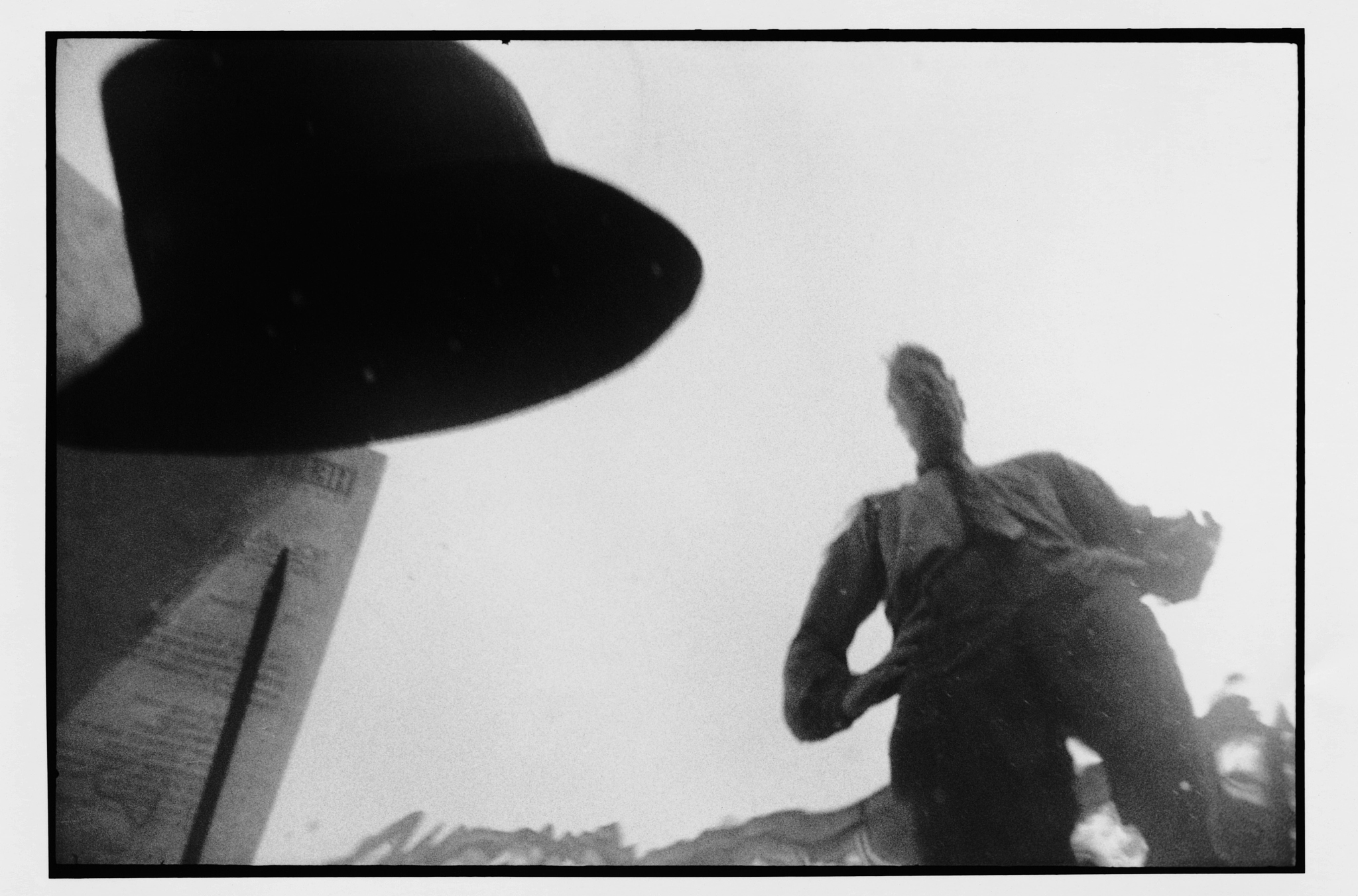 漂浮在水面上的物体为什么对水有压力但是对容器底部没有压力