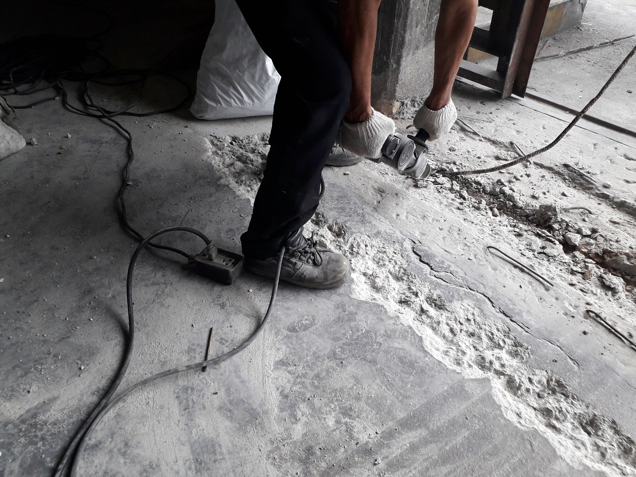 穿着钉鞋走在水泥路上会怎样？