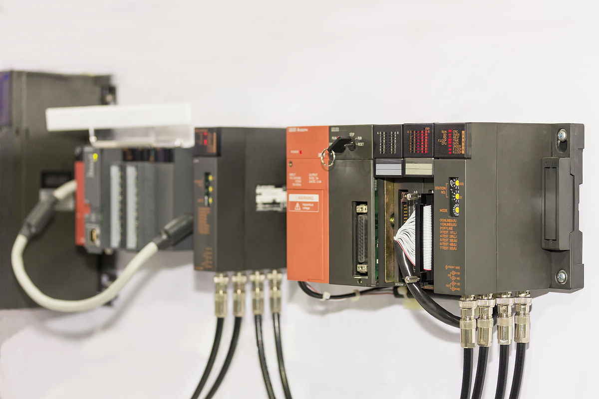 PLC控制四个设备的运行：一个水泵输入X0输出Y0、一个雾化器输入X1输出Y1、一个杀菌灯输入X02输出Y2、一个增氧泵输入X3输出Y3。设备打开则控制运行关闭则忽略PLC上电以1分钟间隔依次启动水泵、雾化器、杀菌灯、增氧泵水泵：每隔1小时运行30分钟循环工作；雾化器：每隔9小时运行20分钟循环工作；杀菌灯：每隔6小时运行30分钟循环工作；增氧泵：每隔4小时运行30分钟循环工作。按上述要求用写一个