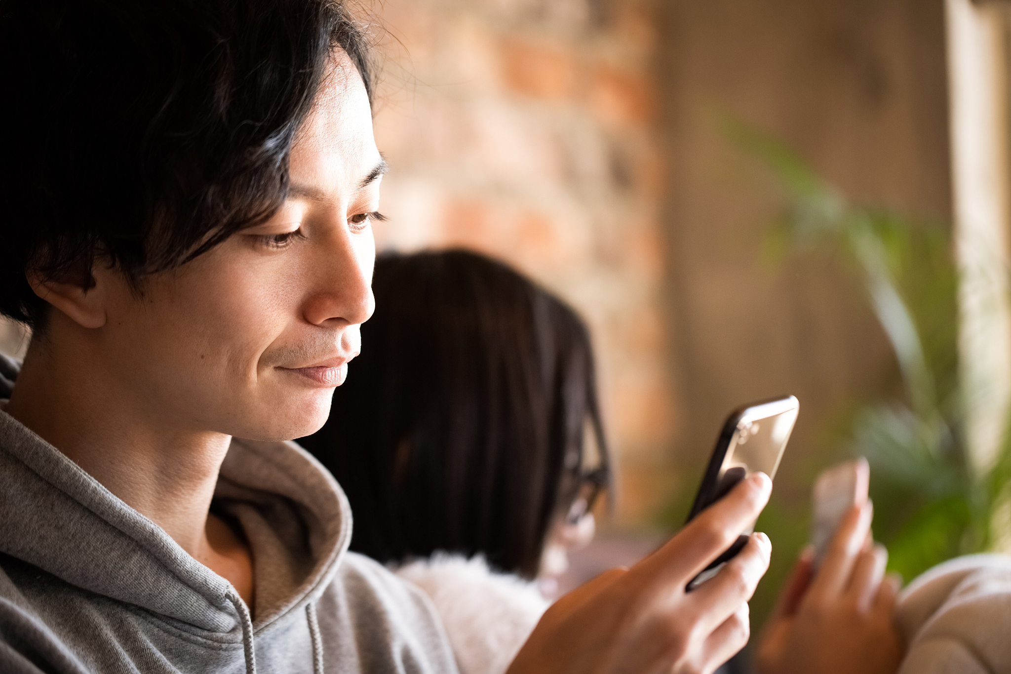 couple lifestyle looking at smartphone